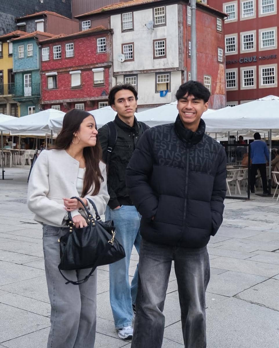 Keluarga Darius Sinathrya saat jalan-jalan di Porto