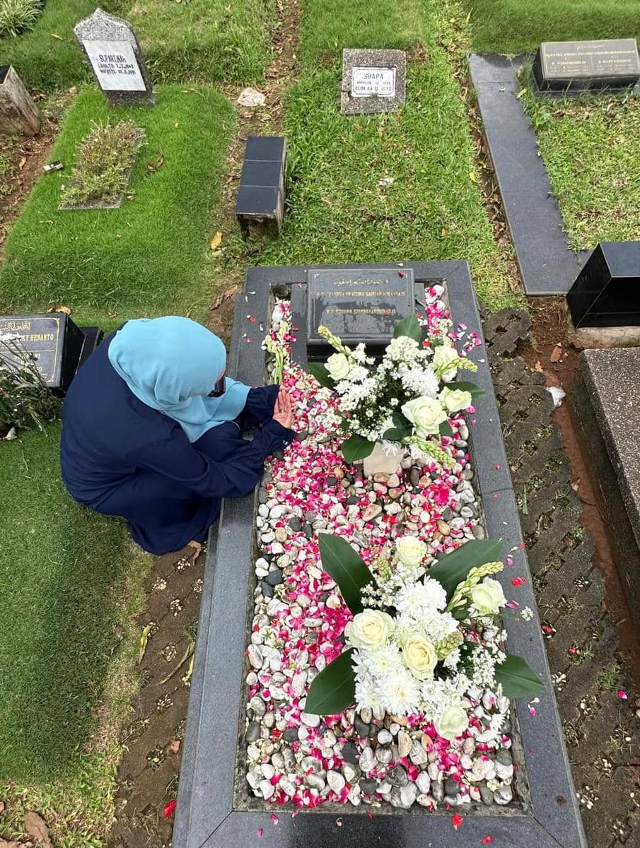 Angelina Sondakh ziarah ke makam Adjie Massaid