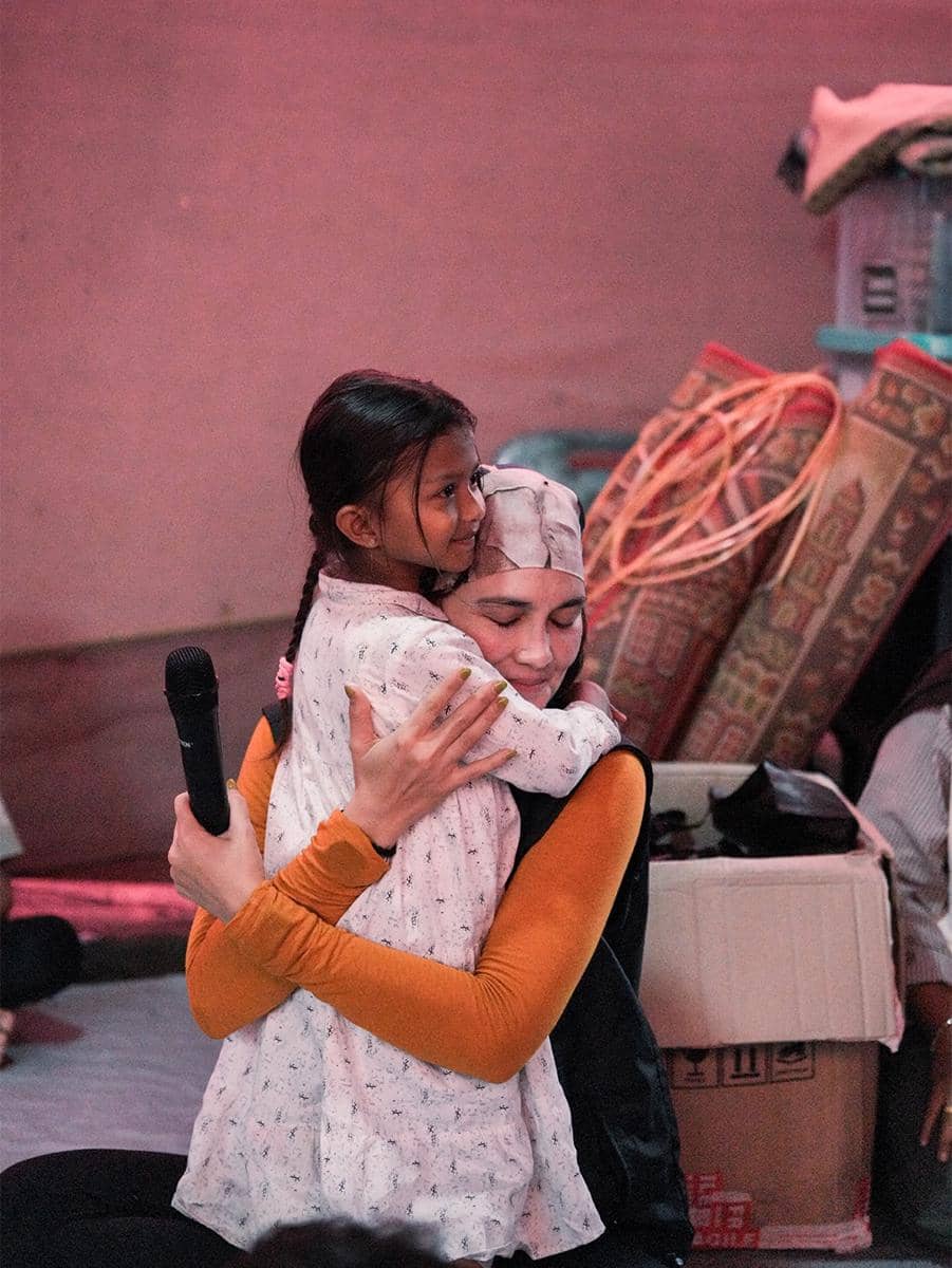 Luna Maya berkunjung ke daerah bencana di Peusangan