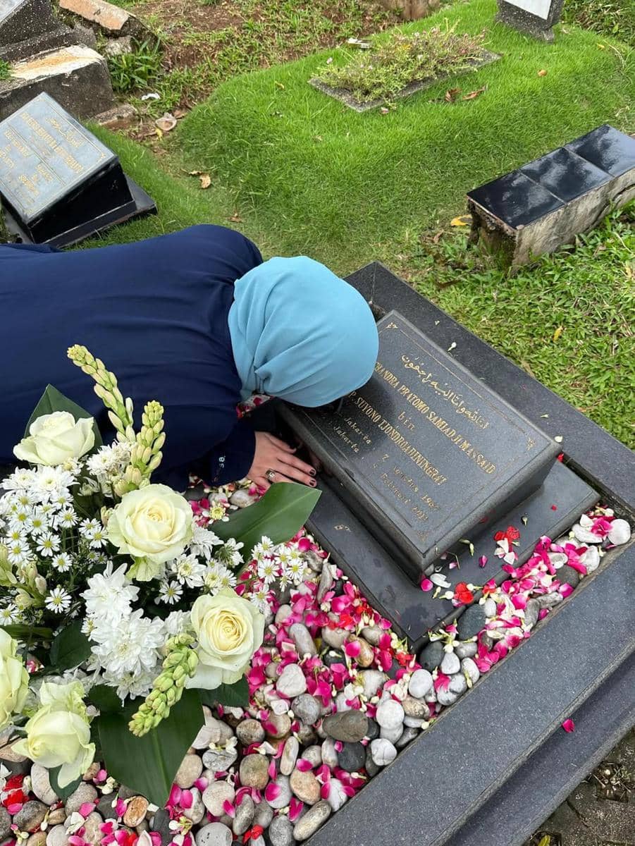 Angelina Sondakh ziarah ke makam Adjie Massaid