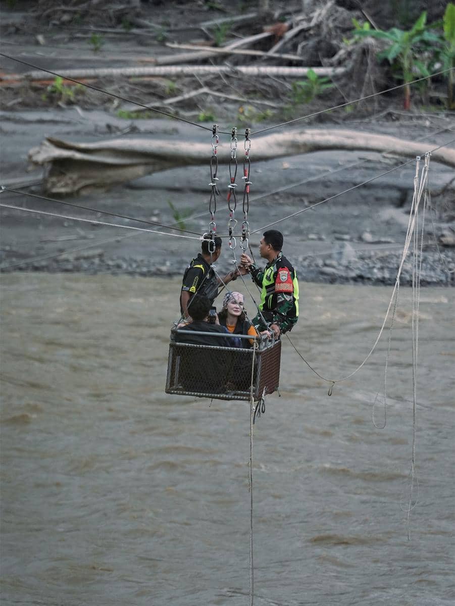 Luna Maya berkunjung ke daerah bencana di Peusangan