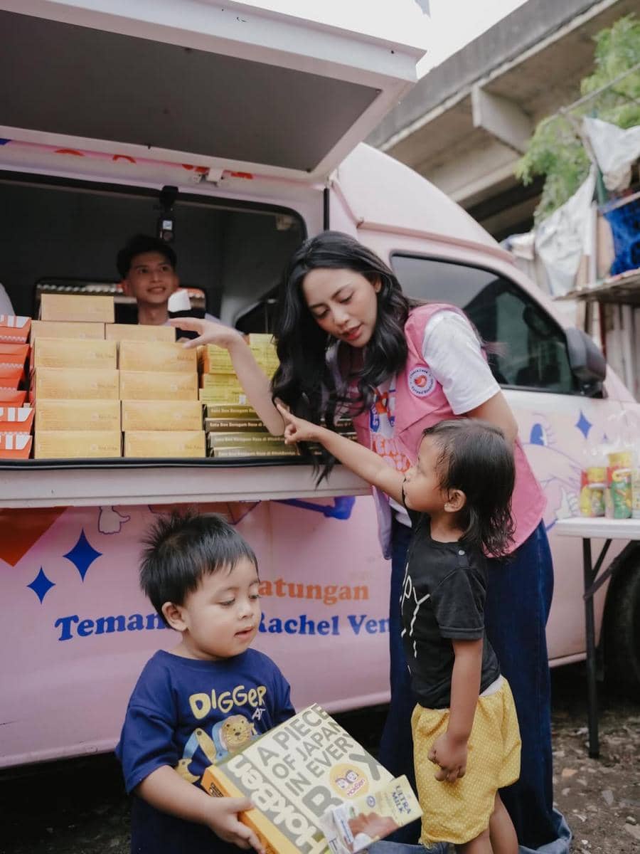 Rachel Vennya membagikan makanan gratis di Pondok Labu