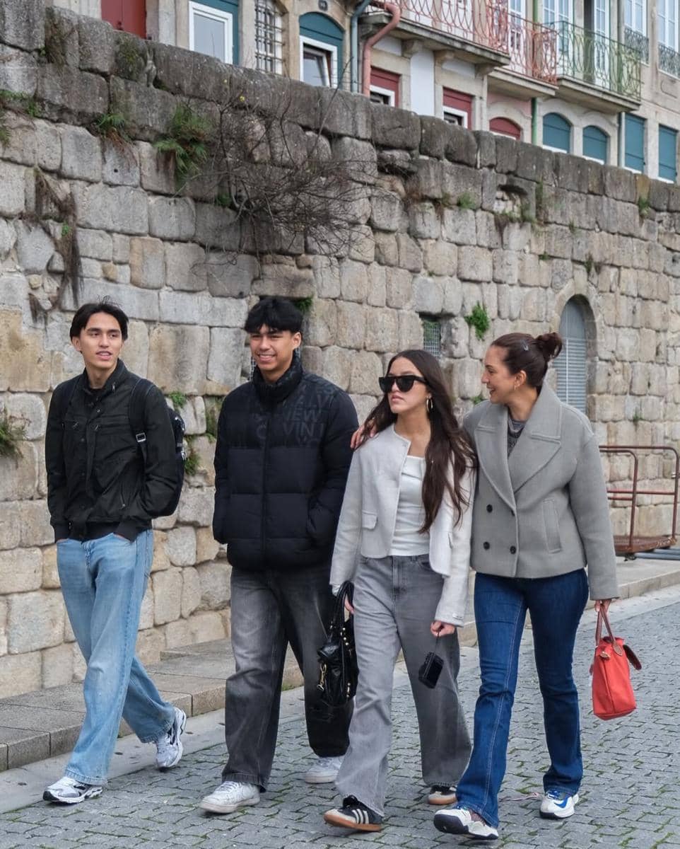 Keluarga Darius Sinathrya saat jalan-jalan di Porto