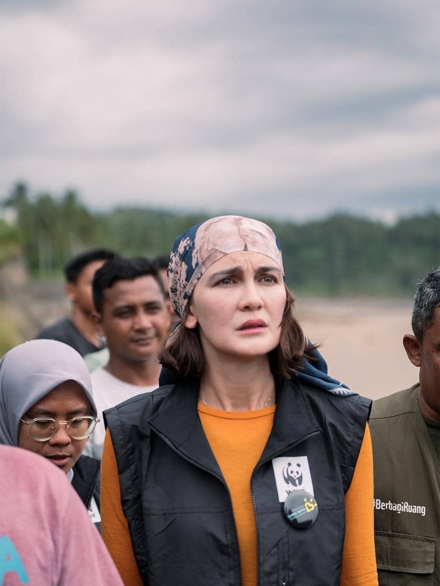 Luna Maya berkunjung ke daerah bencana di Peusangan