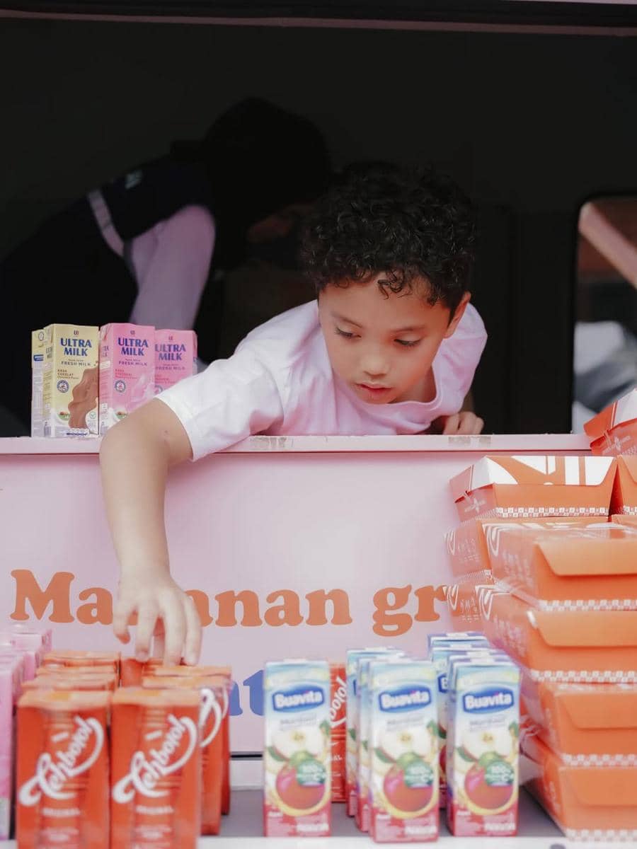 Rachel Vennya membagikan makanan gratis di Pondok Labu