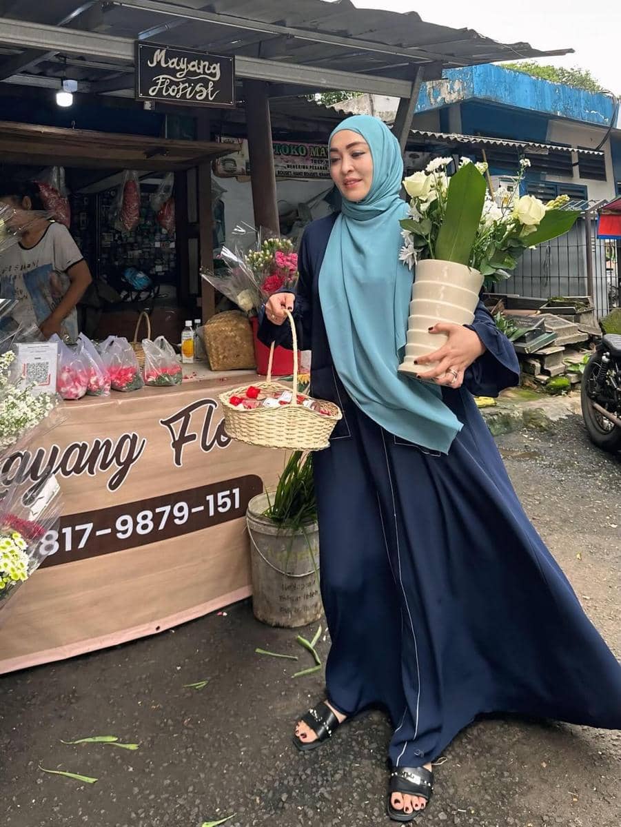 Angelina Sondakh ziarah ke makam Adjie Massaid