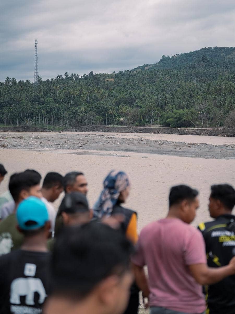 Luna Maya berkunjung ke daerah bencana di Peusangan