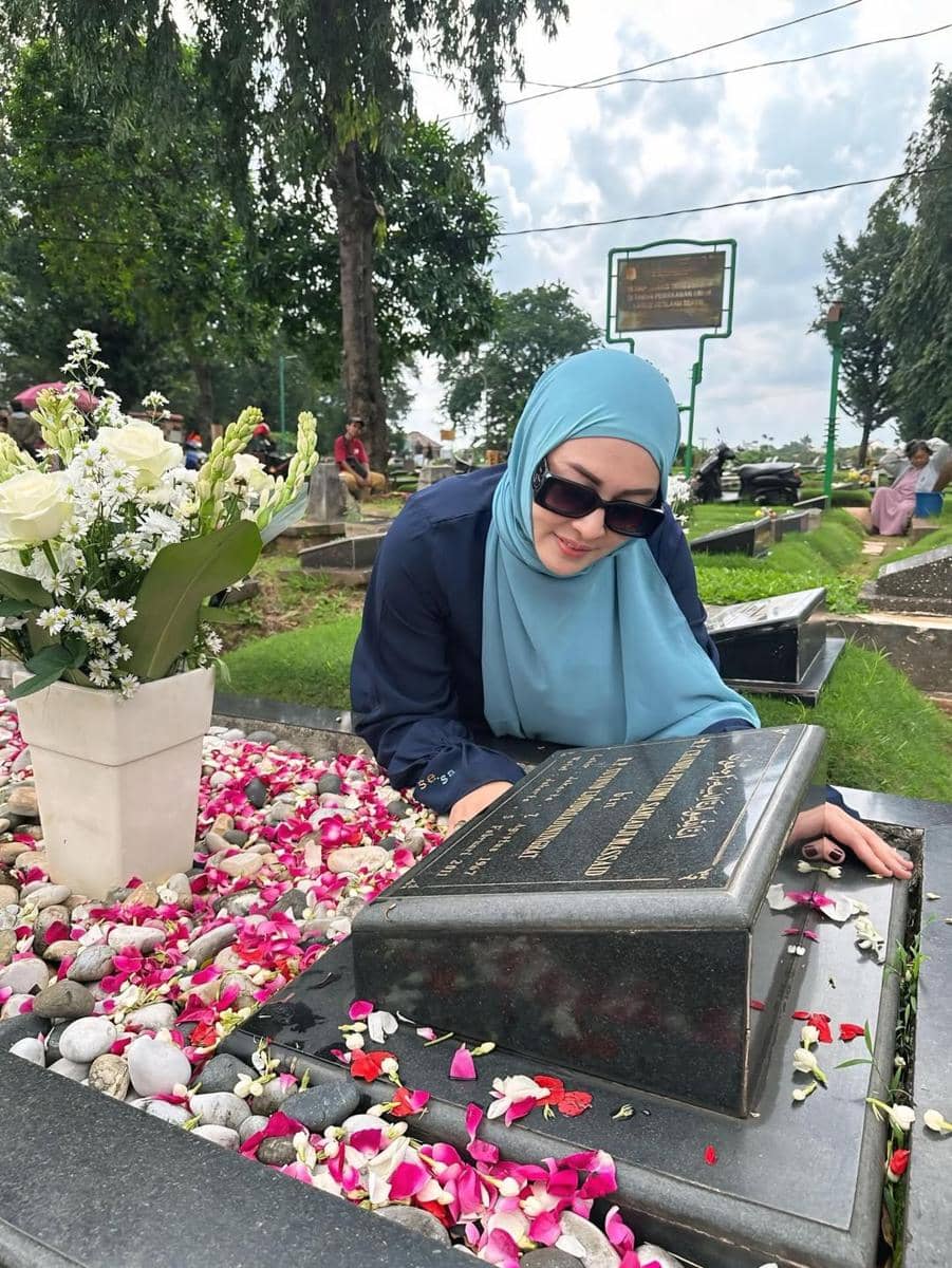 Angelina Sondakh ziarah ke makam Adjie Massaid