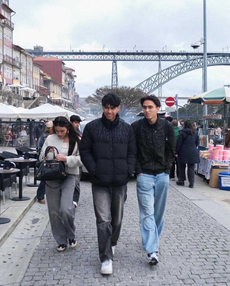 Keluarga Darius Sinathrya saat jalan-jalan di Porto