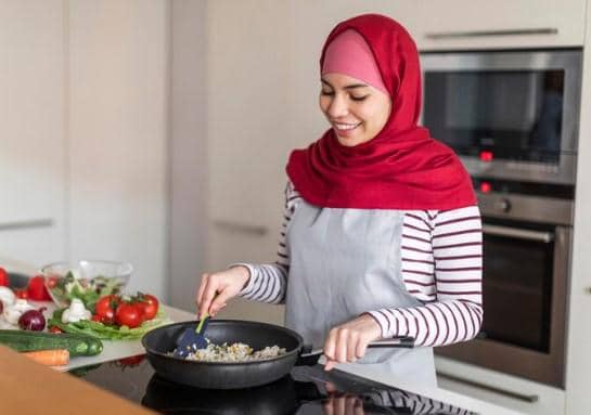 ilustrasi menyiapkan menu untuk makan sahur