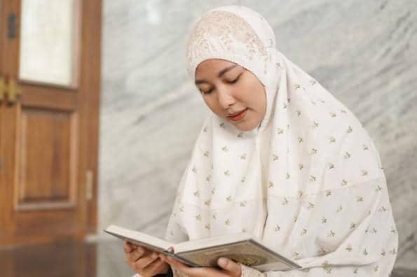 ilustrasi membaca Alquran 