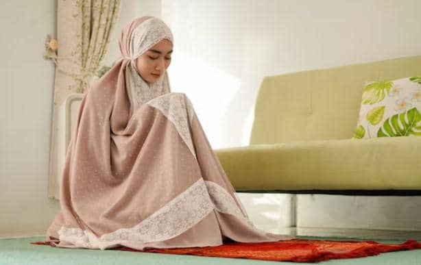 ilustrasi wanita sedang sholat