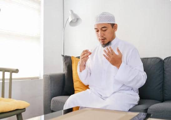 ilustrasi membaca niat zakat 