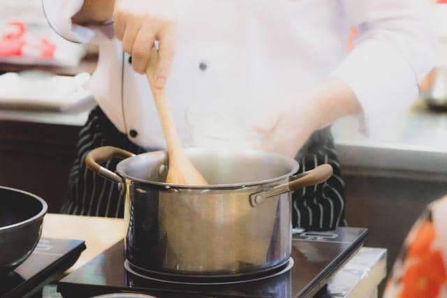 ilustrasi mengaduk masakan