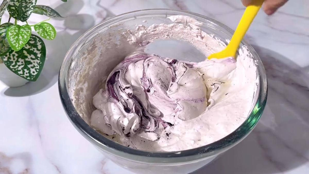 ilustrasi membuat adonan bolu ubi ungu