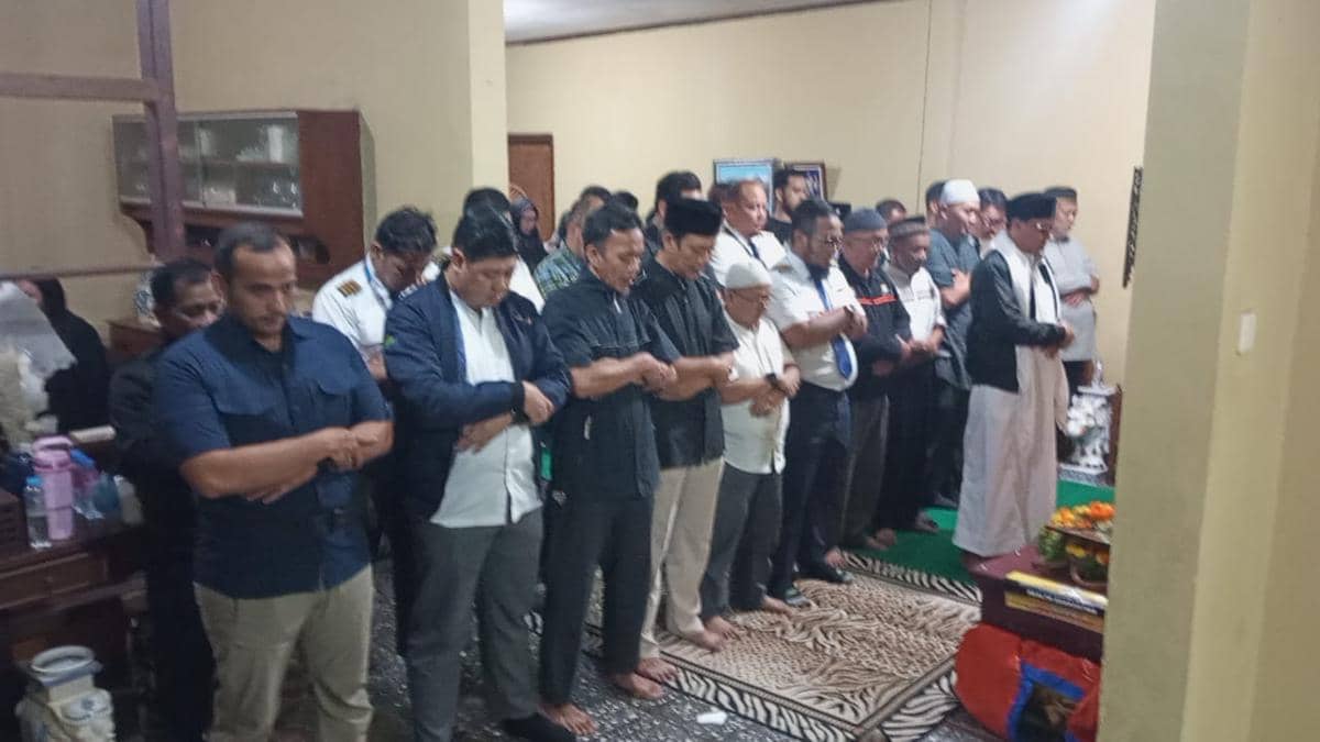 Suasana salat jenazah Pilot Hendrick Adam di Bogor, Jumat (20/2/2026). Istimewa.