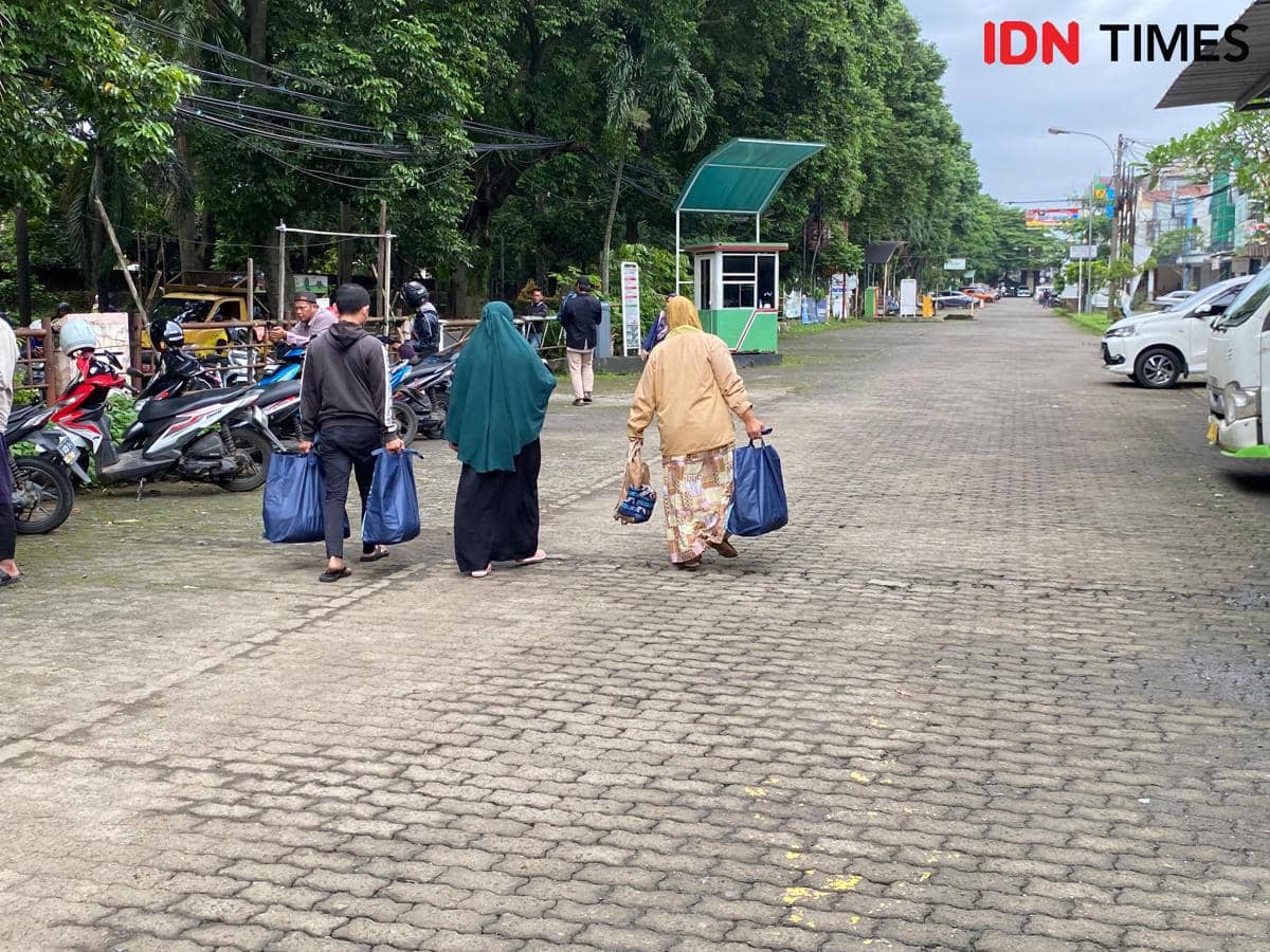 Ramadan, Guru Ngaji di Bogor Dapat Paket Sembako