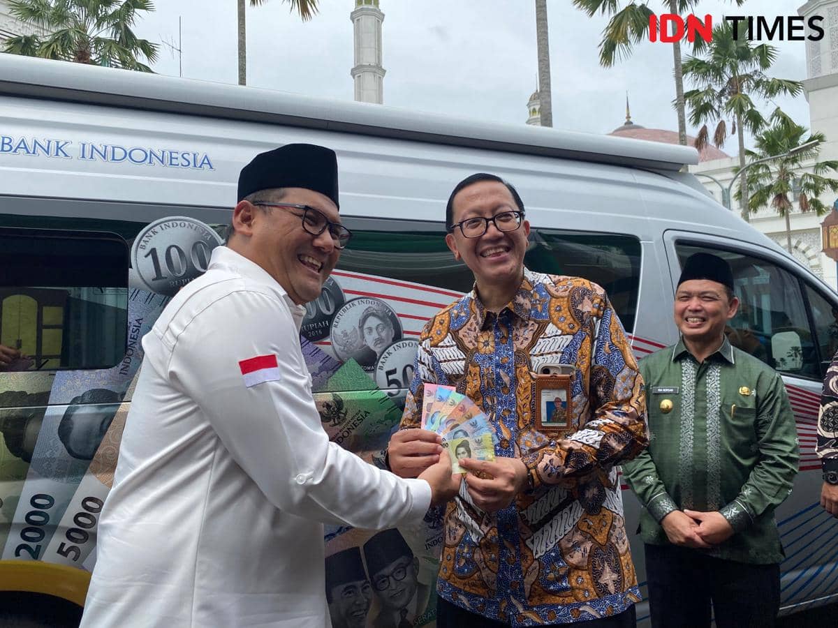 Ada layanan mobil kas keliling untuk penukaran uang baru lebaran.
