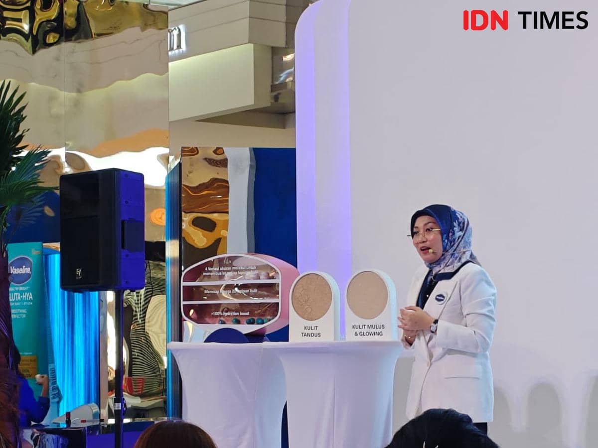 Sesi product demo oleh Dr. Telisiah Utami Putri, CMA. – R&D Beauty & Wellbeing Consumer Technical Insight & Claim Lead, Unilever Indonesia di acara Gluta-Hya Hydration Clinic yang berlangsung di Atrium Mall Kota Kasablanka pada Jumat (20/2/2026)