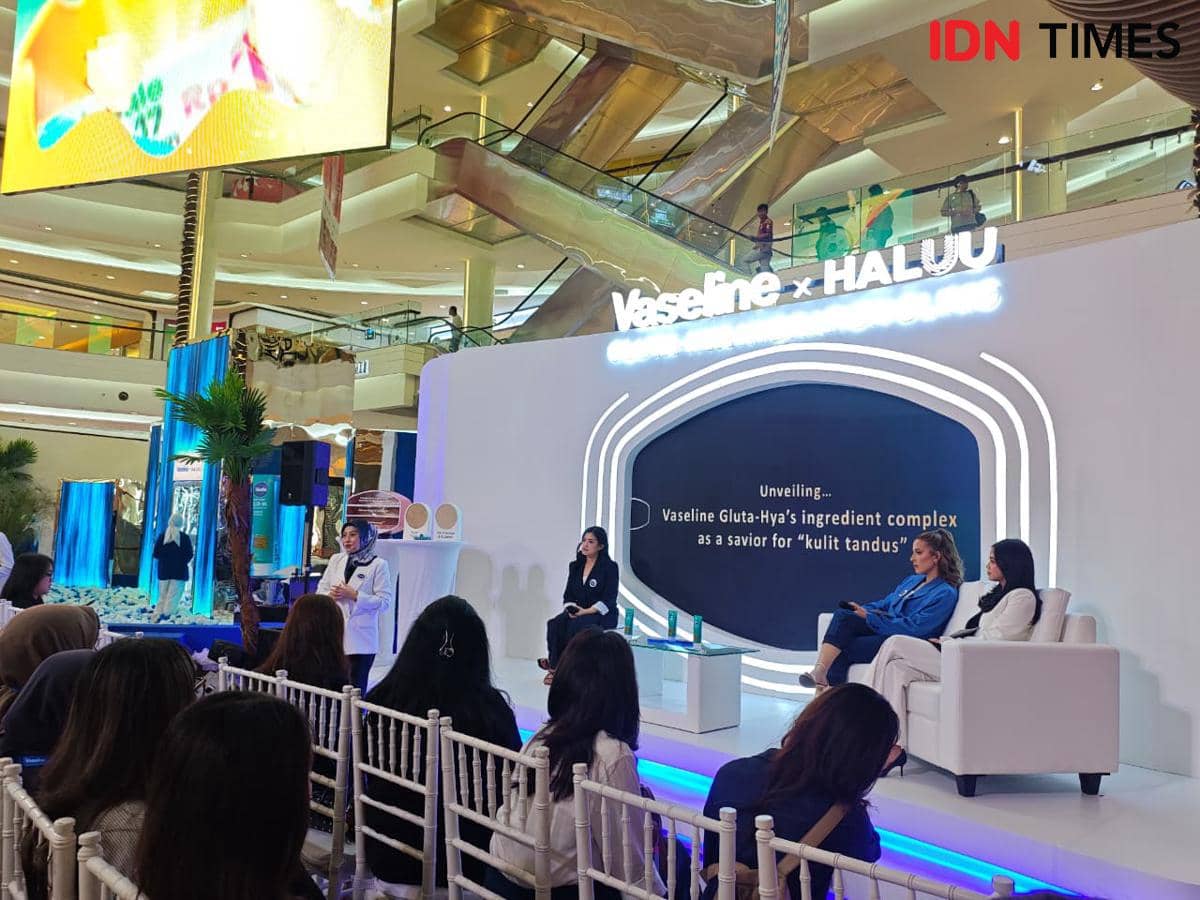 Sesi product demo oleh Dr. Telisiah Utami Putri, CMA. – R&D Beauty & Wellbeing Consumer Technical Insight & Claim Lead, Unilever Indonesia di acara Gluta-Hya Hydration Clinic yang berlangsung di Atrium Mall Kota Kasablanka pada Jumat (20/2/2026)