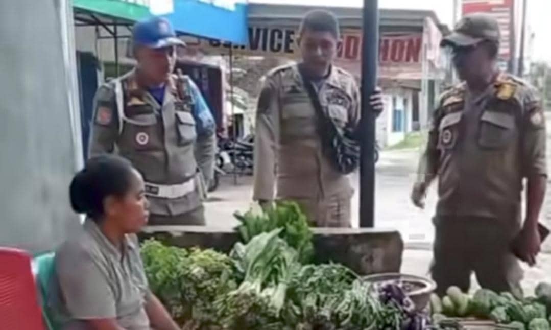 Seorang ibu penjual sayur ditegur Pol PP.