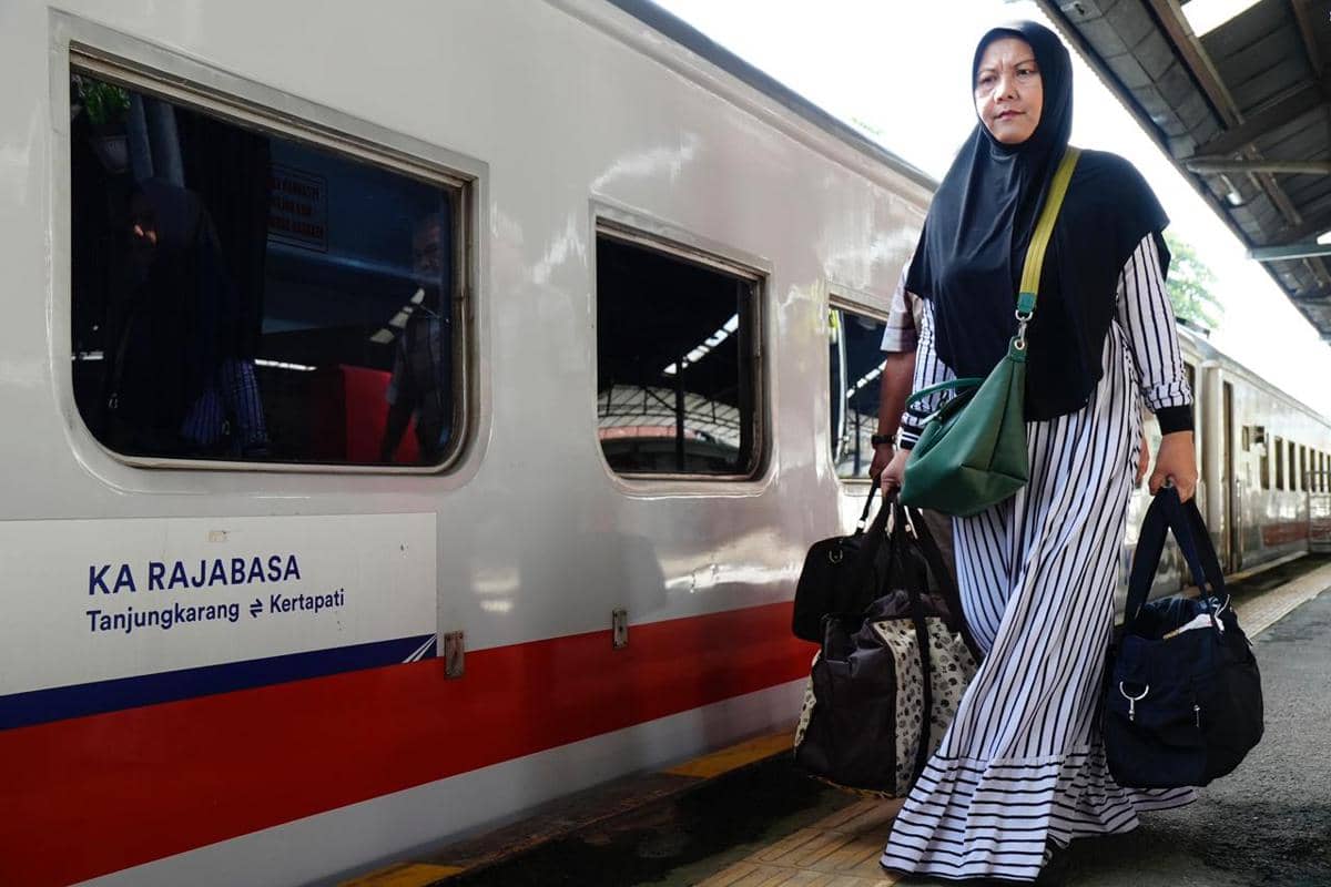Aktivitas penumpang Kereta Api (KA) Rajabasa pada Divre IV Tanjungkarang. 