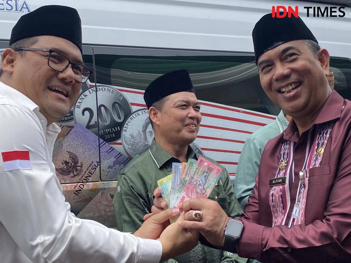 Warga kini mudah dapat menukarkan uang baru untuk lebaran.