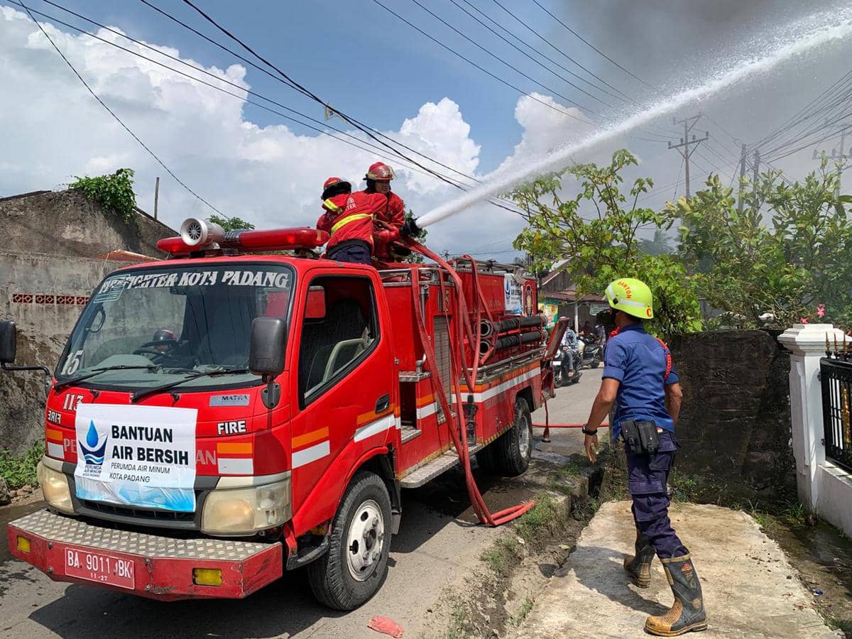 Tim Damkar Padang melakukan pemadaman di rumah warga yang terbakar