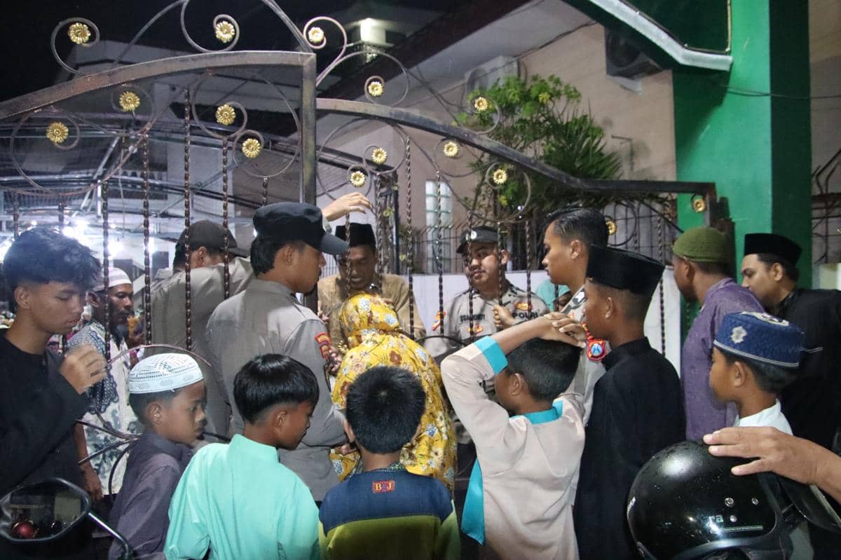 Warga Sumenep Tarawih Sejak Siang, Ternyata Dapat Amplop Rp300 Ribu