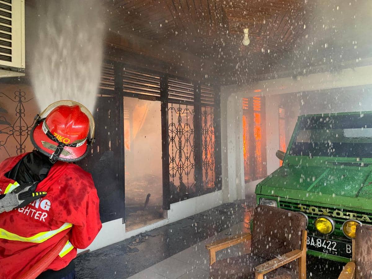 Rumah PNS di Padang Terbakar, Puluhan Personel Damkar Dikerahkan