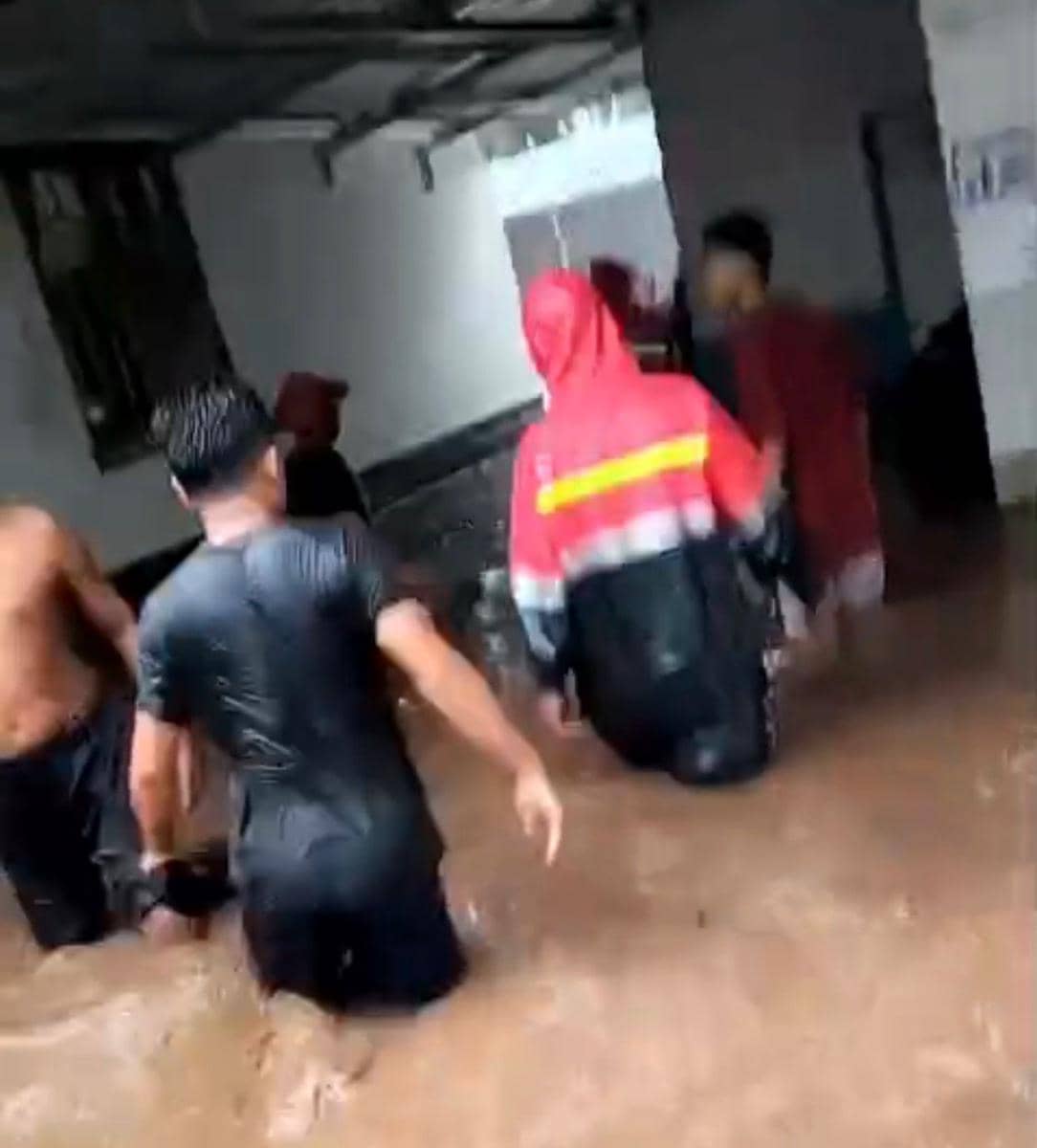 Banjir yang menerjang Desa Obel-Obel Lotim.