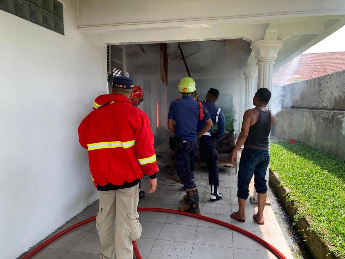Tim Damkar Padang melakukan pemadaman di rumah warga yang terbakar