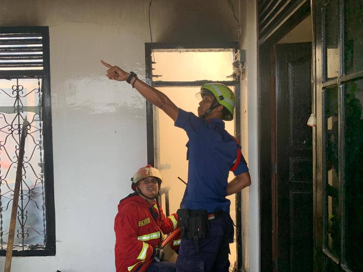 Tim Damkar Padang melakukan pemadaman di rumah warga yang terbakar