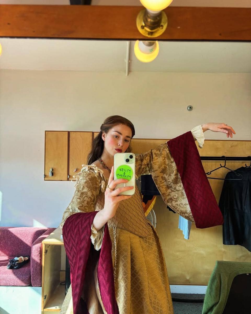 OOTD Cast Pride and Prejudice versi Netflix (instagram.com/frejska)