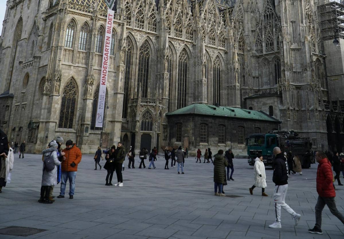 Orang-orang sedang berjalan.