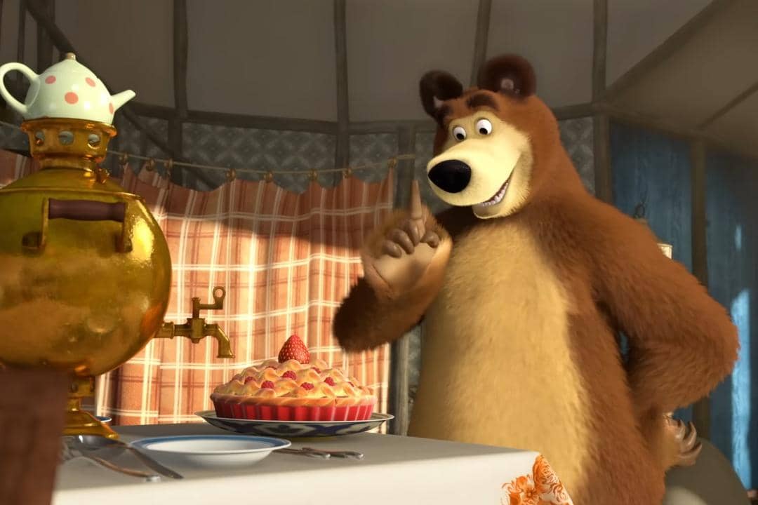 Bear membuat dessert berupa pie yang dihias buah raspberry dan stroberi untuk membuat Lady Bear terkesan