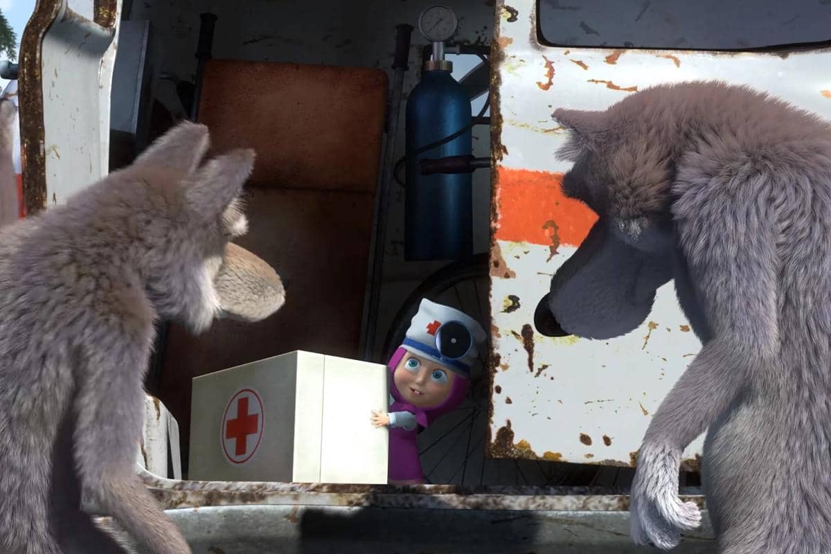 Masha mengeluarkan kotak P3K yang biasa ia gunakan saat bermain peran dokter-dokteran 