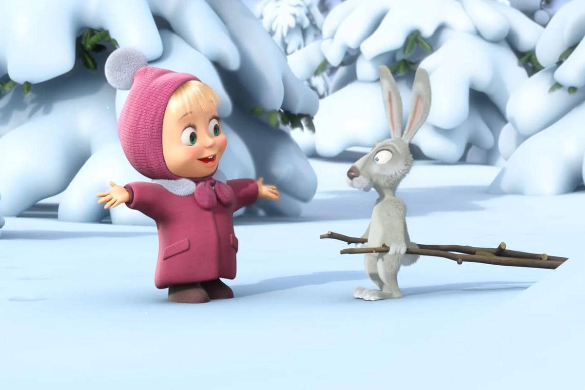 Masha mengenakan pakaian khusus musim dingin saat di kawasannya tengah turun salju