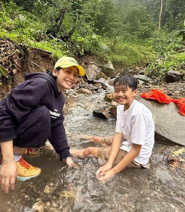 Farida Nurhan dan cucu trekking ke Bukit Paniisan