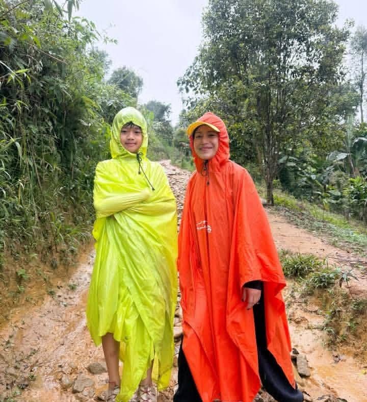 Farida Nurhan dan cucu trekking ke Bukit Paniisan