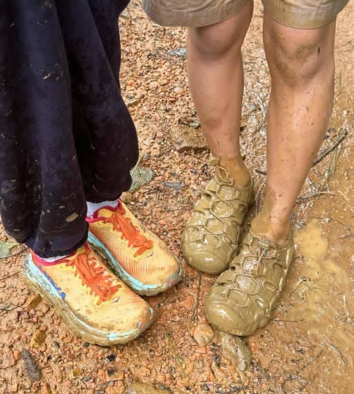 Farida Nurhan dan cucu trekking ke Bukit Paniisan