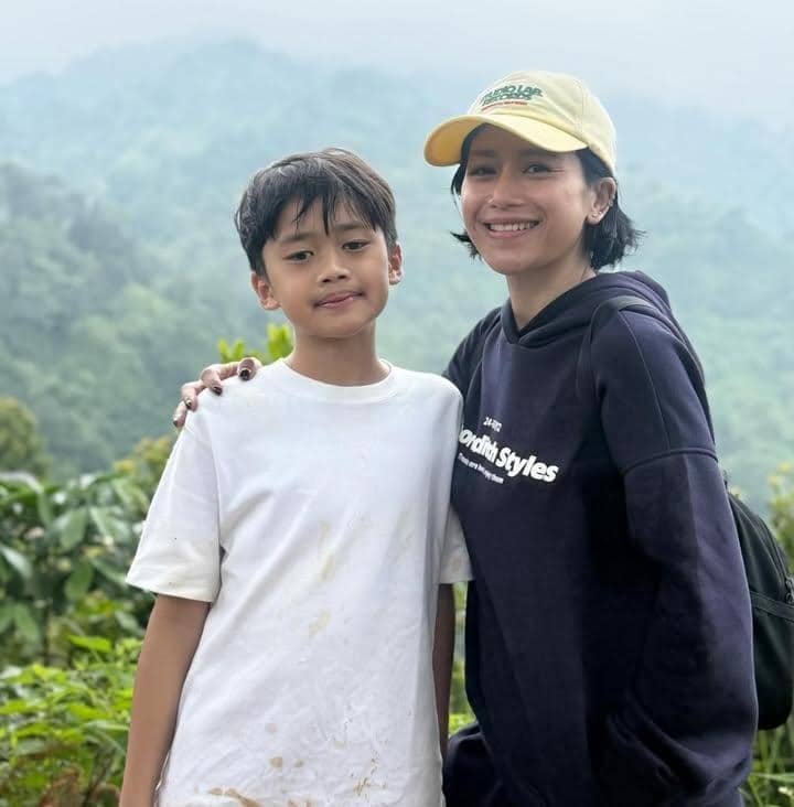 Farida Nurhan dan cucu trekking ke Bukit Paniisan