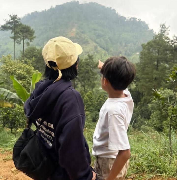 Farida Nurhan dan cucu trekking ke Bukit Paniisan