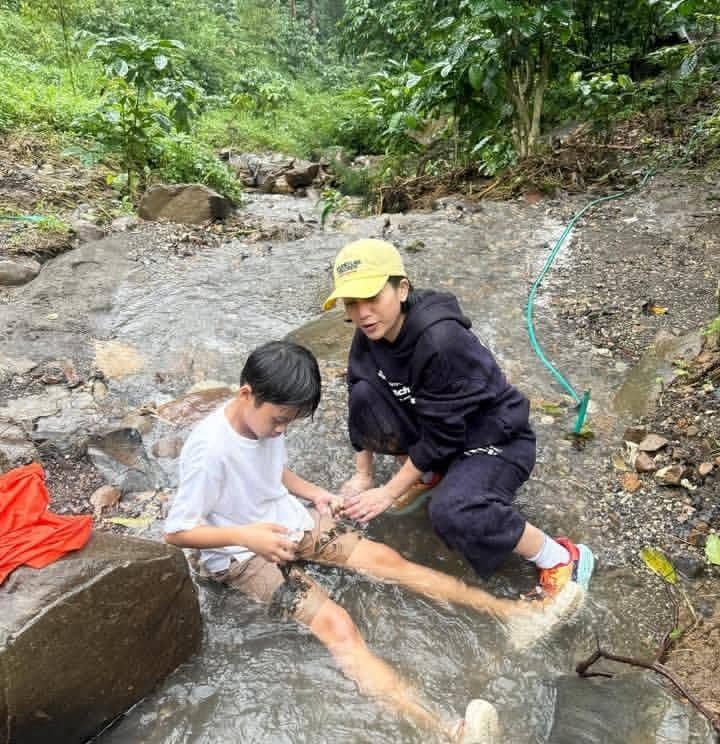 Farida Nurhan dan cucu trekking ke Bukit Paniisan