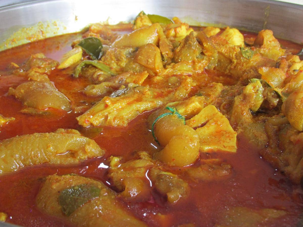 Gulai kikil sapi santan pedas.