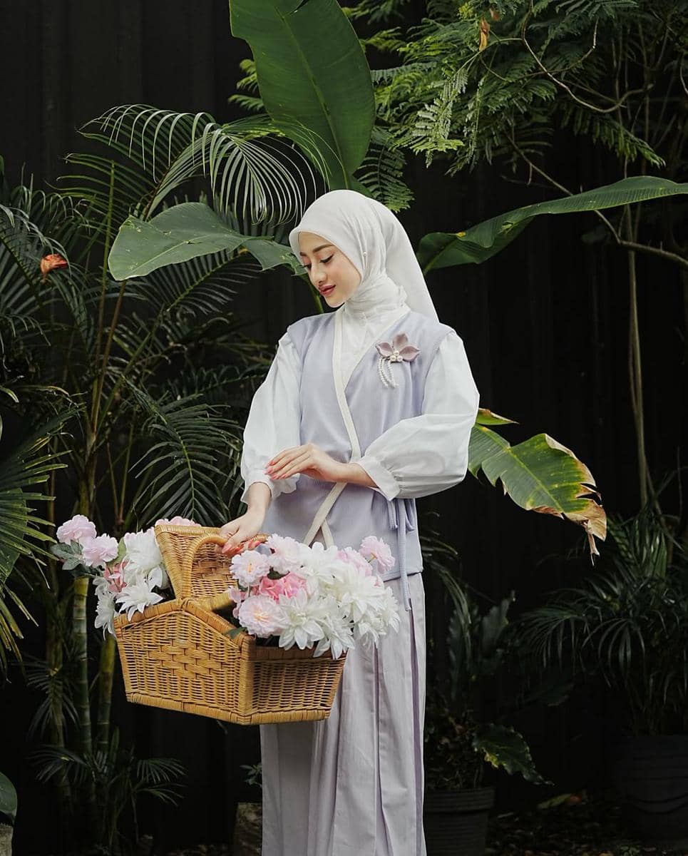 Gaya layering ala Nimas Azlia