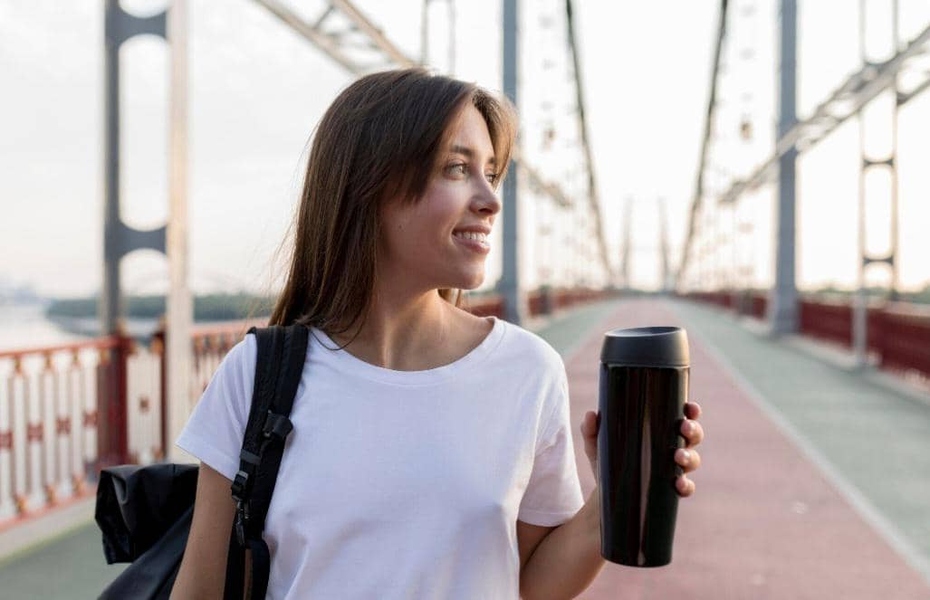 ilustrasi pegang botol air minum