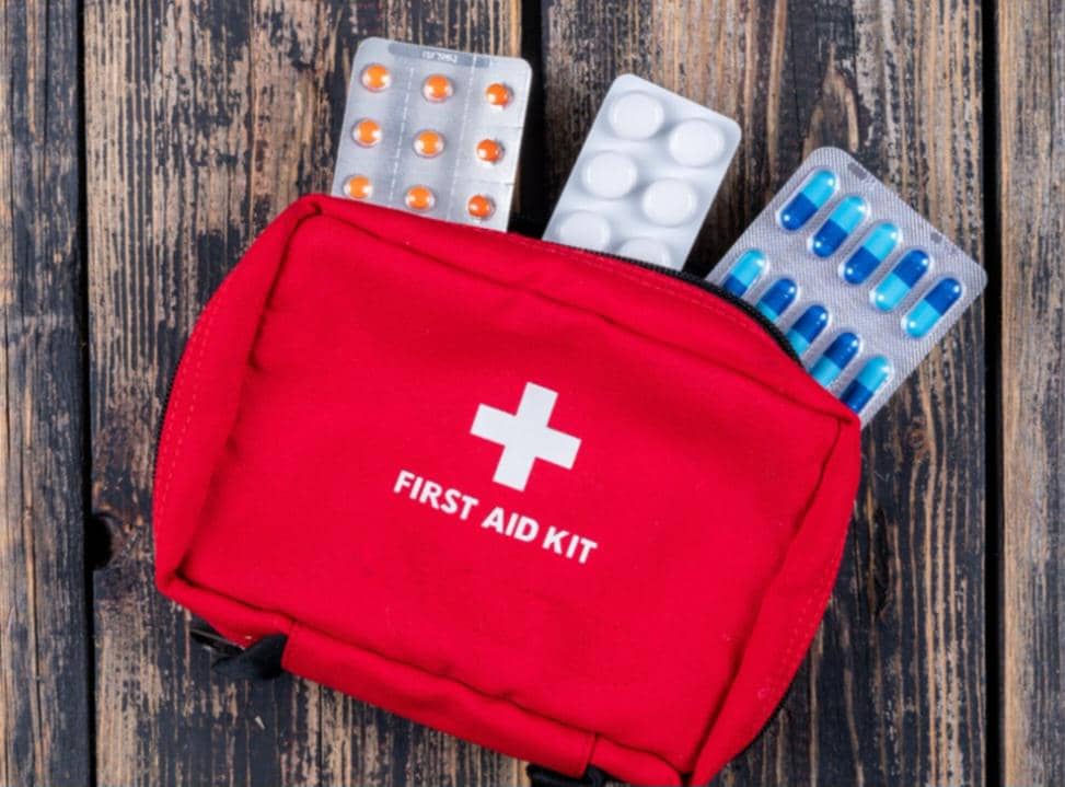 ilustrasi tas perlengkapan obat