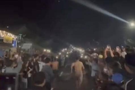 Tangkapan layar video viral balap lari di jalan nasiional Maospati-Magetan yang diduga demi konten di TikTok. IDN Times/Istimewa.