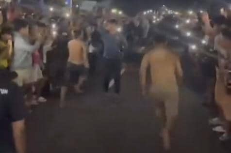 Tangkapan layar video viral balap lari di jalan nasiional Maospati-Magetan yang diduga demi konten di TikTok. IDN Times/Istimewa.